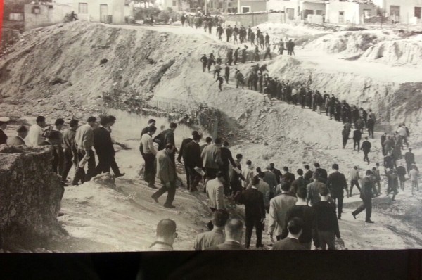 ΠΕΡΙΣΣΟΣ  '60. ΦΙΛΑΘΛΟΙ ΠΕΡΝΟΥΝ ΤΟΝ ΠΟΔΟΝΙΦΤΗ ΓΙΑ ΝΑ ΠΑΝΕ ΣΤΟ ΓΗΠΕΔΟ.