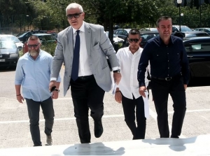 &Epsilon;.&Epsilon;.&Alpha;.: &Omicron;&Tau;&Alpha;&Nu; &Mu;&Iota;&Lambda;&Omicron;&Upsilon;&Nu; &Delta;&Iota;&Kappa;&Eta;&Gamma;&Omicron;&Rho;&Omicron;&Iota;, &Omicron;&Iota;&Kappa;&Omicron;&Nu;&Omicron;&Mu;&Omicron;&Lambda;&Omicron;&Gamma;&Omicron;&Iota; &Kappa;&Alpha;&Iota; &Delta;&Iota;&Kappa;&Alpha;&Sigma;&Tau;&Iota;&Kappa;&Omicron;&Iota; (&Mu;&Iota;&Alpha; &Upsilon;&Pi;&Eta;&Rho;&Epsilon;&Sigma;&Iota;&Alpha; &Sigma;&Epsilon; &Pi;&Alpha;&Rho;&Alpha;&Kappa;&Rho;&Omicron;&Upsilon;&Sigma;&Eta;)