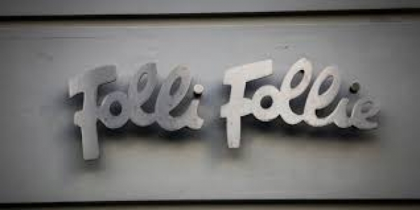 &Sigma;&Chi;&Epsilon;&Tau;&Iota;&Kappa;&Alpha; &Mu;&Epsilon; &Tau;&Eta;&Nu; FOLLI FOLLIE (&Eta; &Omicron;&Iota;&Kappa;&Omicron;&Nu;&Omicron;&Mu;&Iota;&Kappa;&Eta; &Kappa;&Alpha;&Iota; &Pi;&Omicron;&Lambda;&Iota;&Tau;&Iota;&Kappa;&Eta; &Omicron;&Psi;&Eta; &Tau;&Omicron;&Upsilon; &Sigma;&Kappa;&Alpha;&Nu;&Delta;&Alpha;&Lambda;&Omicron;&Upsilon; &Kappa;&Alpha;&Iota; &Eta; &laquo;&Sigma;&Alpha;&Nu;&Iota;&Delta;&Alpha; &Sigma;&Omega;&Tau;&Eta;&Rho;&Iota;&Alpha;&Sigma;&raquo;)