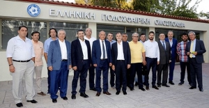 &Eta; &laquo;&Chi;&Omicron;&Upsilon;&Nu;&Tau;&Alpha; &Tau;&Omicron;&Upsilon; &Gamma;&Alpha;&Upsilon;&Rho;&Omicron;&Upsilon; &Sigma;&Tau;&Eta;&Nu; &Epsilon;.&Pi;.&Omicron;.&raquo; &Kappa;&Alpha;&Iota; &Tau;&Alpha; &laquo;&Sigma;&Tau;&Alpha;&Gamma;&Omicron;&Nu;&Iota;&Delta;&Iota;&Alpha;&raquo; (&Omicron;&Iota; &Alpha;&Nu;&Iota;&Sigma;&Tau;&Omicron;&Rho;&Eta;&Tau;&Omicron;&Iota; &Pi;&Alpha;&Nu;&Tau;&Alpha; &Gamma;&Rho;&Alpha;&Phi;&Omicron;&Upsilon;&Nu; &Kappa;&Alpha;&Iota; &Lambda;&Epsilon;&Nu;&Epsilon; &Eta;&Lambda;&Iota;&Theta;&Iota;&Omicron;&Tau;&Eta;&Tau;&Epsilon;&Sigma;)