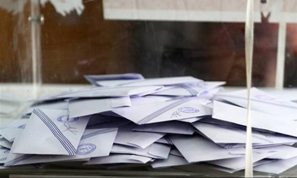 &Pi;&Epsilon;&Rho;&Iota; &Tau;&Omega;&Nu; &Epsilon;&Pi;&Epsilon;&Rho;&Chi;&Omicron;&Mu;&Epsilon;&Nu;&Omega;&Nu; &Epsilon;&Kappa;&Lambda;&Omicron;&Gamma;&Omega;&Nu; (&Eta; &Kappa;&Upsilon;&Nu;&Eta;&Gamma;&Epsilon;&Tau;&Iota;&Kappa;&Eta; &Pi;&Epsilon;&Rho;&Iota;&Omicron;&Delta;&Omicron;&Sigma; &Alpha;&Rho;&Chi;&Iota;&Sigma;&Epsilon;)